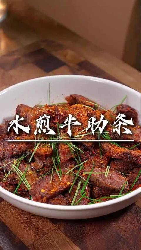新鲜的牛肉买回来直接加点水，就像我这样用最简单的做法，真的比烧烤还好吃