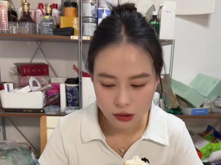 当媳妇吃饭时，我突然拿打火机试试她的反应