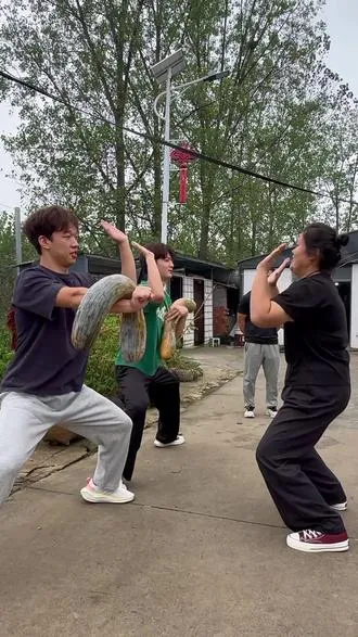 新疆的玛伊热完成蜕变。成功甩掉87斤肥肉和48的腹围变化。希望通过玛伊热姐姐的故事可以激励到正在改变