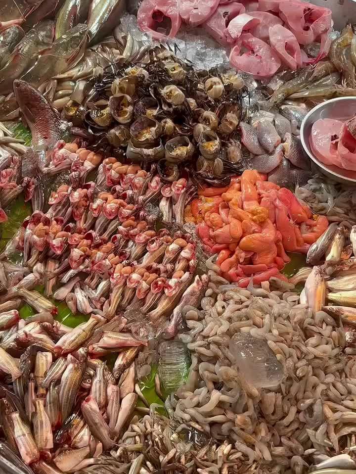 柬埔寨境内有著名的湄公河和富饶的洞里萨湖。这里有着丰富的淡水渔业资源。