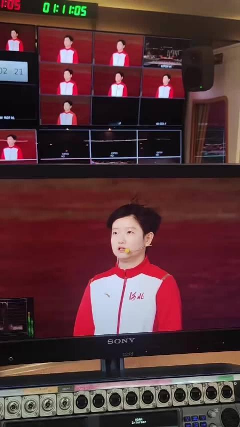 导播室原声也在喊“真可爱呀🥰~”原来真的是特意安排莎莎的画面在“阳光总在风雨后