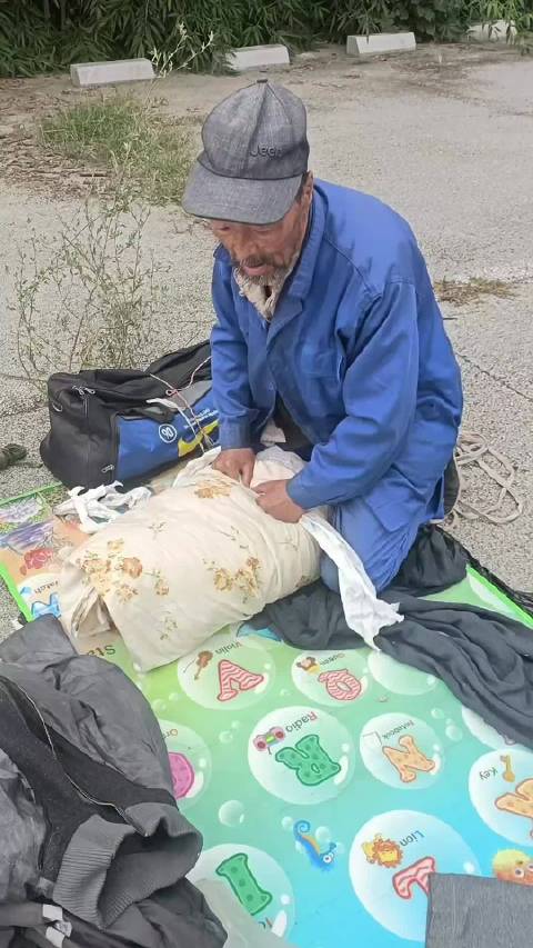 甘肃农民父亲的缩影[祈祷][祈祷][祈祷]  ​​​