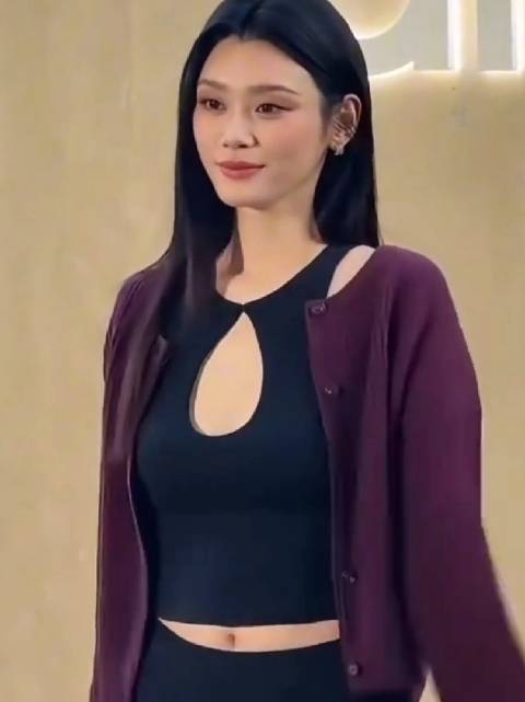 小明奚梦瑶生了两个孩子还能重返维密，真是事业爱情双赢，小说都不敢这么写，好窄的胯、好细的腿，真是好命