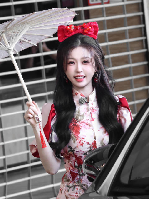 虞书欣新综艺上班路透，甜美元气的石榴公主