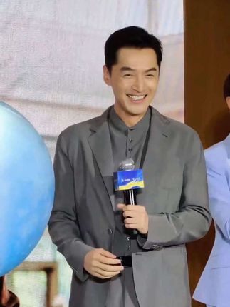 胡歌与吉祥物首次会面，发现是小姐姐后半天不敢上手，尊重女性的绅士胡