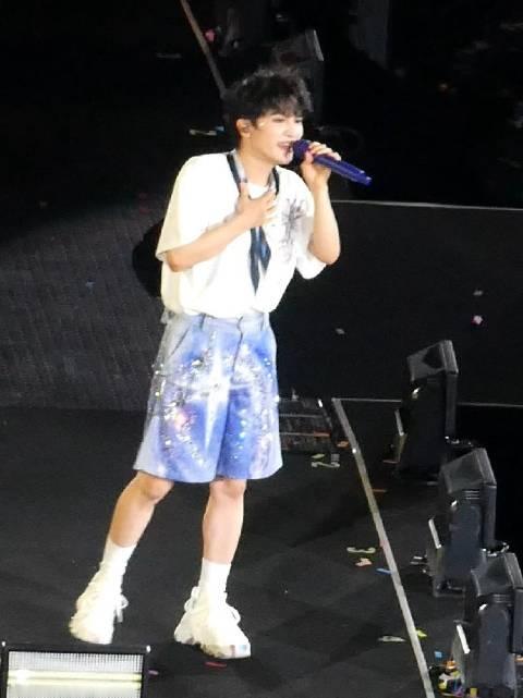 #周深大梦归超7万观众合唱# 现场的声浪真的很绝，周深的声音飘在上面，底下层层叠叠的合唱托着