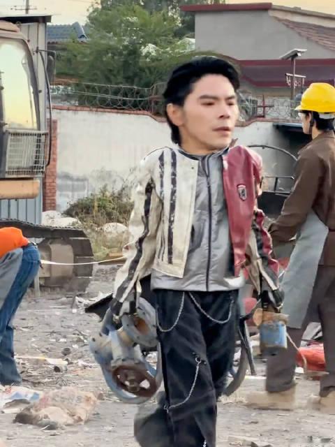 #向佐[超话]##趁热打铁##工作花絮# 佐pd@向佐JackyHeung 打铁界最严厉的教官[嘻嘻