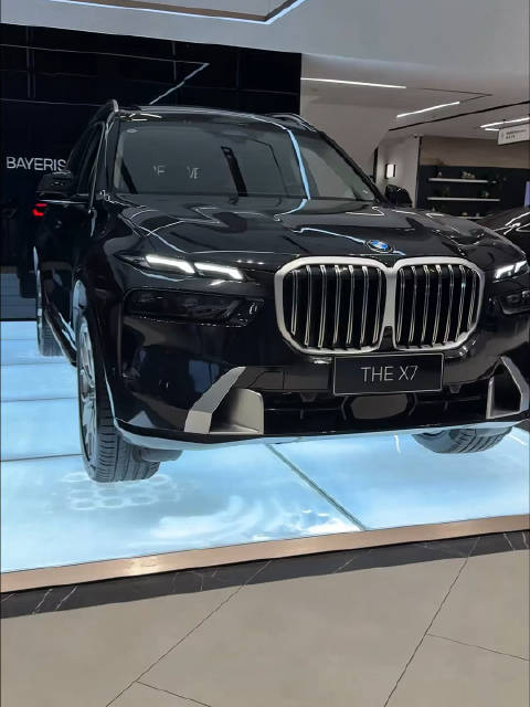 旗舰SUV，兼顾商务与家庭✨ 宝马X7，宝马全尺寸旗舰SUV。 发光双肾格栅气场磅礴，分体式大灯辨识