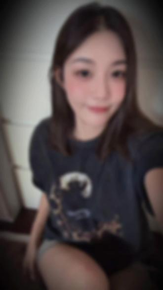 焦虑不会改变明天，只会消耗今天。 值得热爱的事物那么多，别因一点小障碍，错过沿途的风景。人只要不贪心