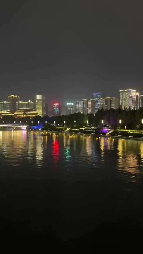 郑州是一座伟大的城市，这里装着1300多万市民的喜怒哀乐，装着大街小巷生生不息的人间烟火