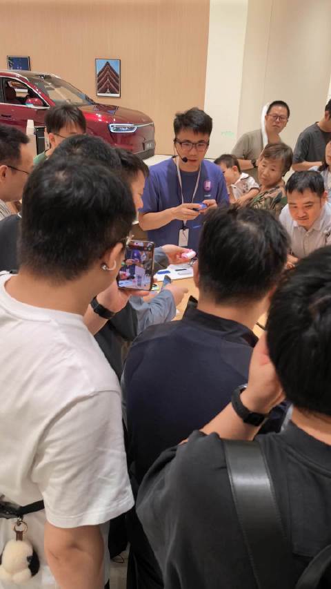 华为Mate90系列到店 #华为[超话]# Mate 90 新机引发抢购热潮 到店购机客户络绎不绝 
