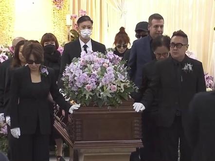 2023 年李玟葬礼让人心碎，生日忌日竟是同一天，母亲痛不欲生