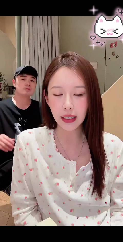 张子萱首次和陈赫同框直播，两人太甜蜜了吧 张子萱一见面就扑进陈赫怀里