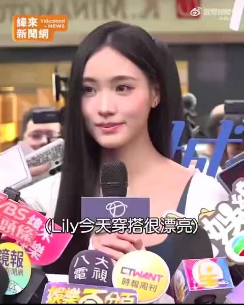 #小S是给自己生了个林志玲吧# 小S以犀利外放、幽默敢言的综艺风格著称，而Lily走的是温柔内敛路线