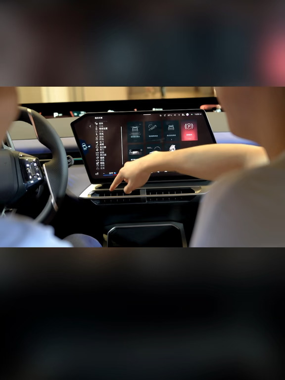 替大家试过了，新世代宝马iX3的车机好丝滑