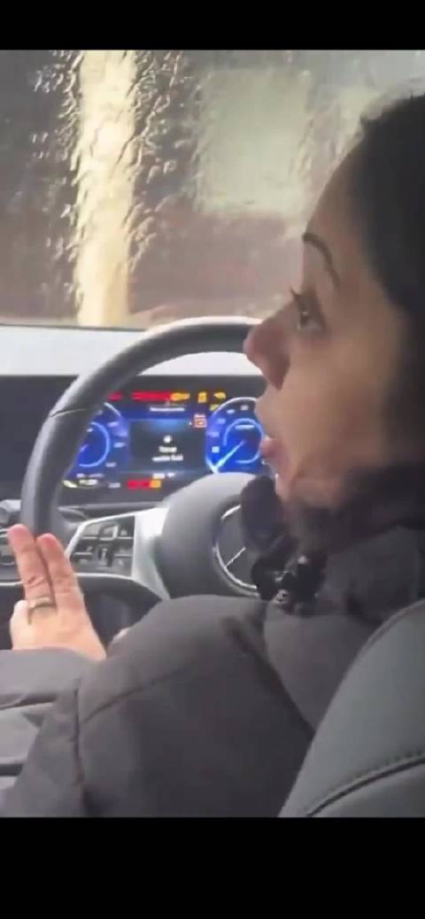 这个老外乘坐网约车时遭遇奇葩司机，她要求下车时被司机强行锁车门，反复索要小费，还声称“小费是这个国家