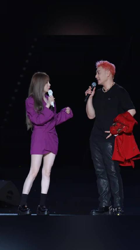 #潘玮柏还是老辈子会疼人##潘玮柏老辈子疼人就是实在#小小的肢体举动最能窥见人品，潘玮柏同台时刻留意