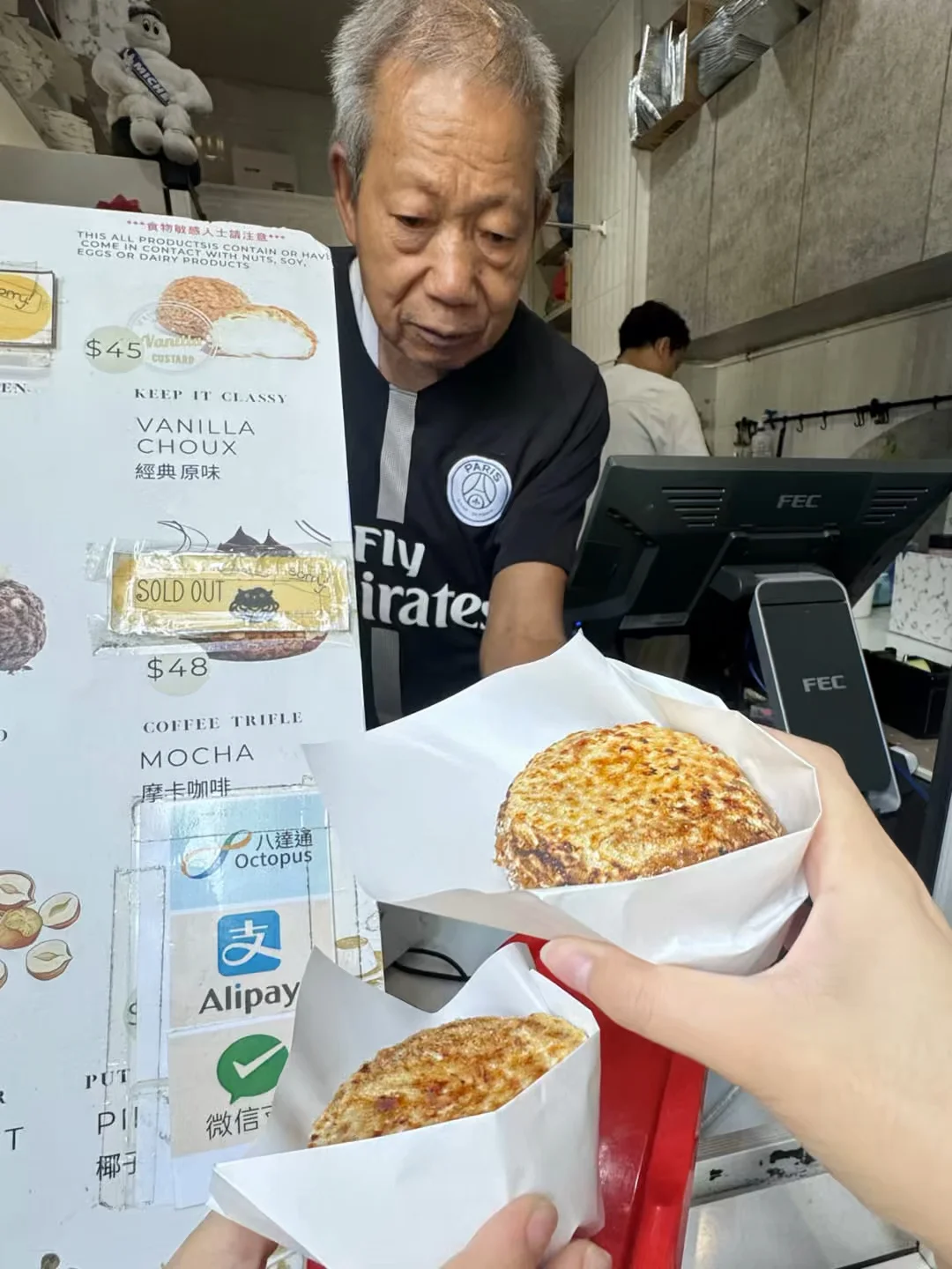 来香港，请记住这个老爷爷