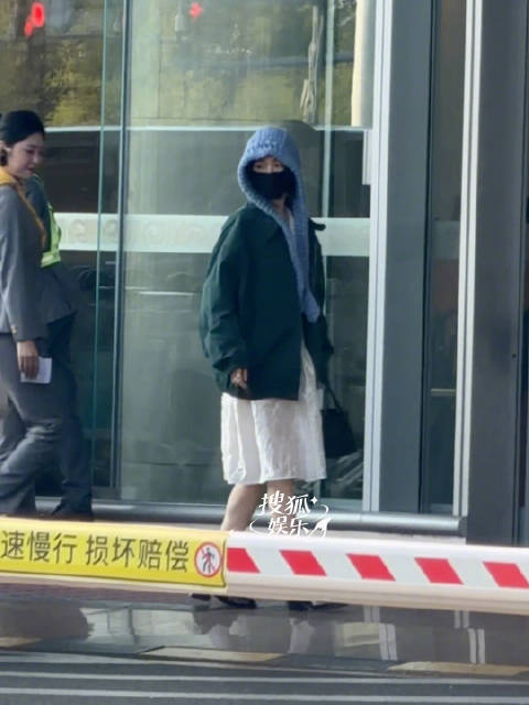 #杨幂出发芭莎盛典路透# 杨幂出发芭莎路透 ​​​