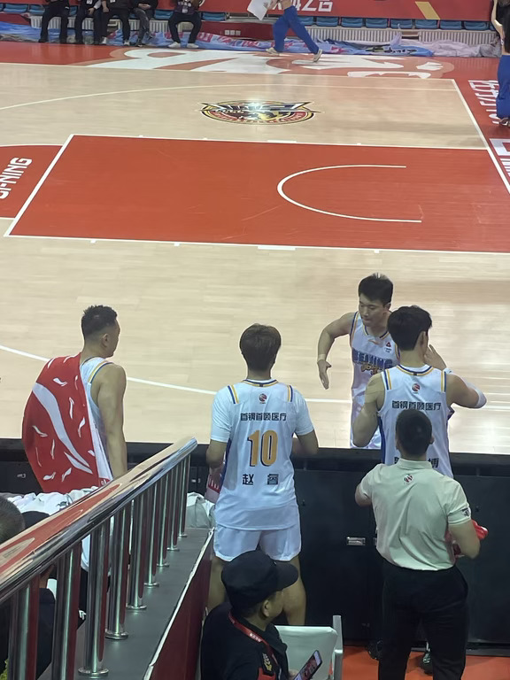 #CBA #赵睿加油 真的很爱#赵睿 在某一段时间里，他就是我的生活救赎，我喜欢他的球风，喜欢他的性