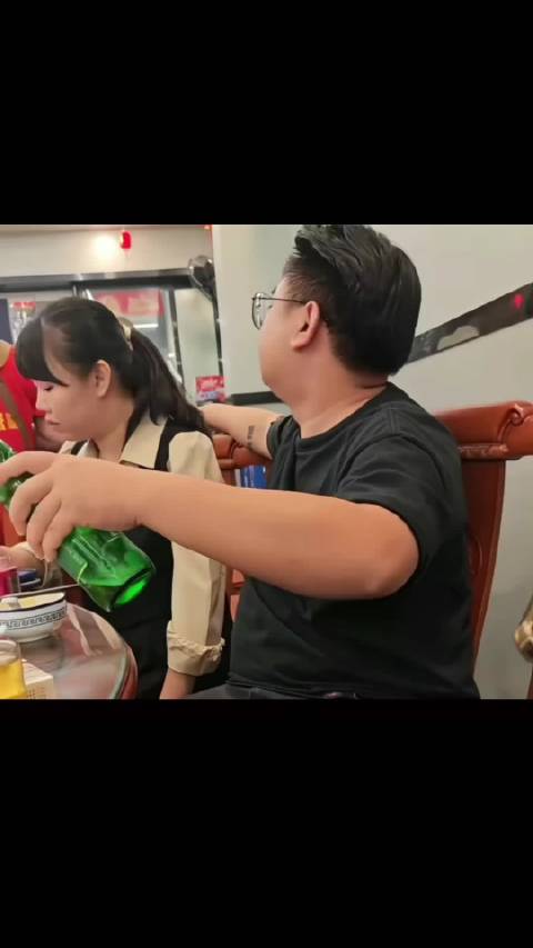 这么辱骂一个女服务员，把自己能的。 这些餐馆能够学一下胖东来就好了，胖东来员工被顾客辱骂，补偿1万元