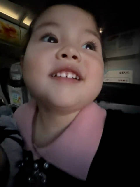 优米这么小就有审美了，还知道拍夕阳