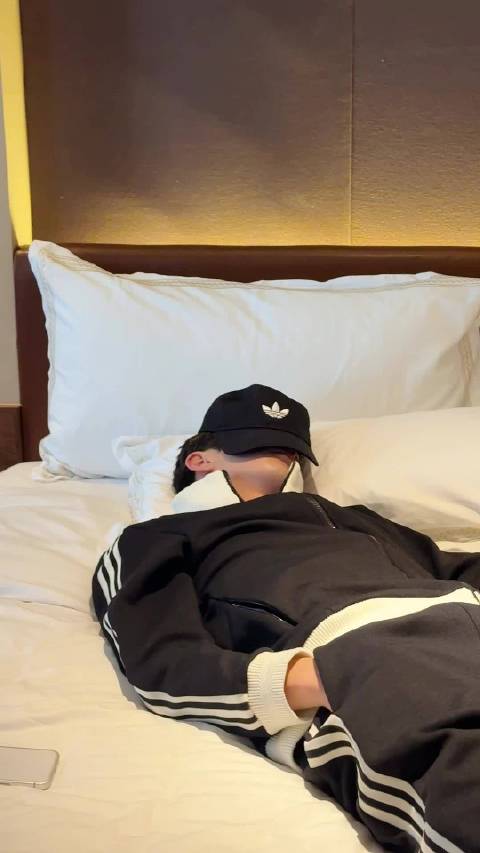 #王鹤棣[超话]#   睡梦里就在饭撒后在梦里就被撒饭🤣 byebye啦 美味西安！ @王鹤棣_Dy