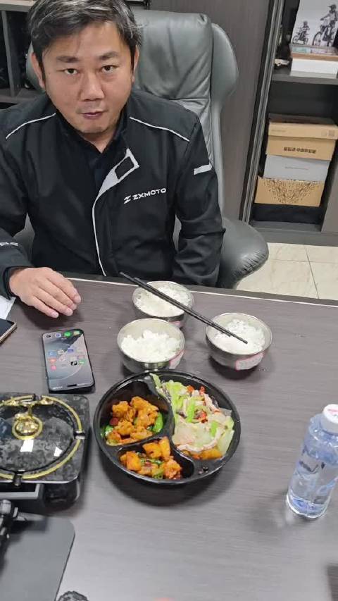 【#张雪招聘食堂主管#】#张雪机车食堂主管待遇# 10月20日，张雪在个人账号公开为公司招聘食堂主管