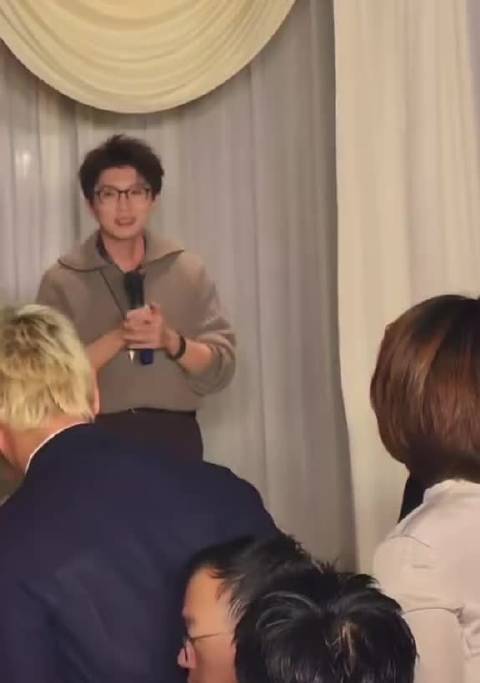 #毛不易新歌首唱是在朋友婚礼上#毛不易现身相识二十年好友佳奇的婚礼现场，在这里完成未发行新歌《岁月里