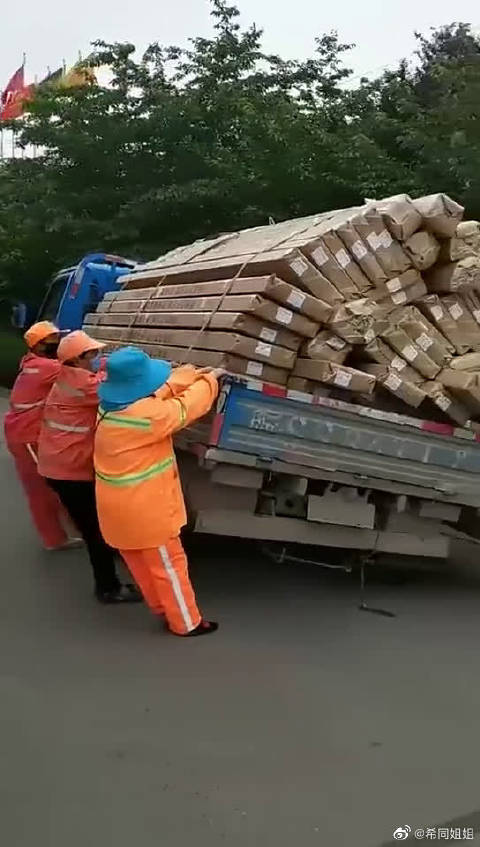 助人为乐，多行善举 。请给环卫工人一个赞    ​​​