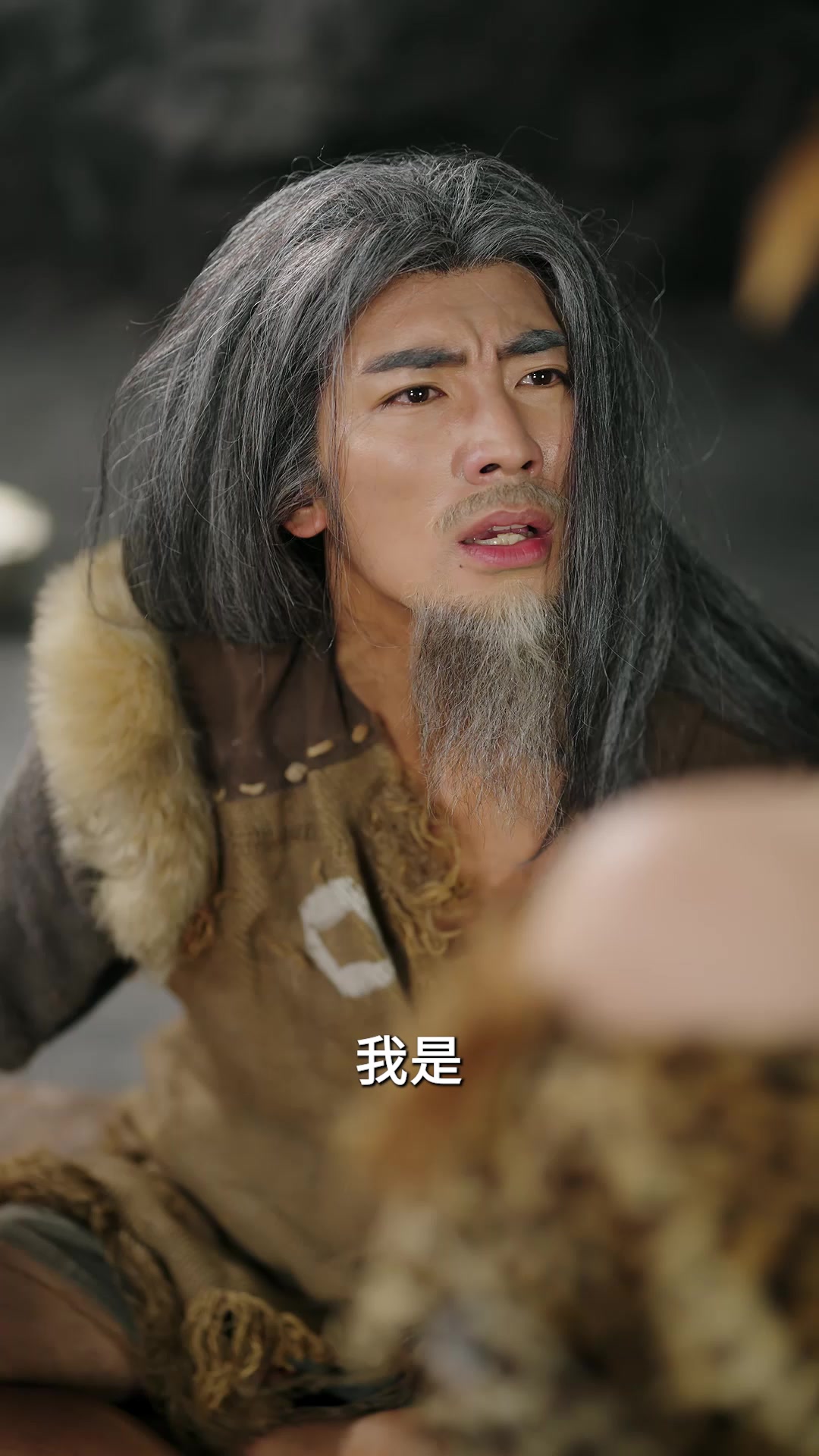 打工人猝死穿成被篡位首领，他救下姐妹激活系统，竟靠好运逆袭蛮荒……