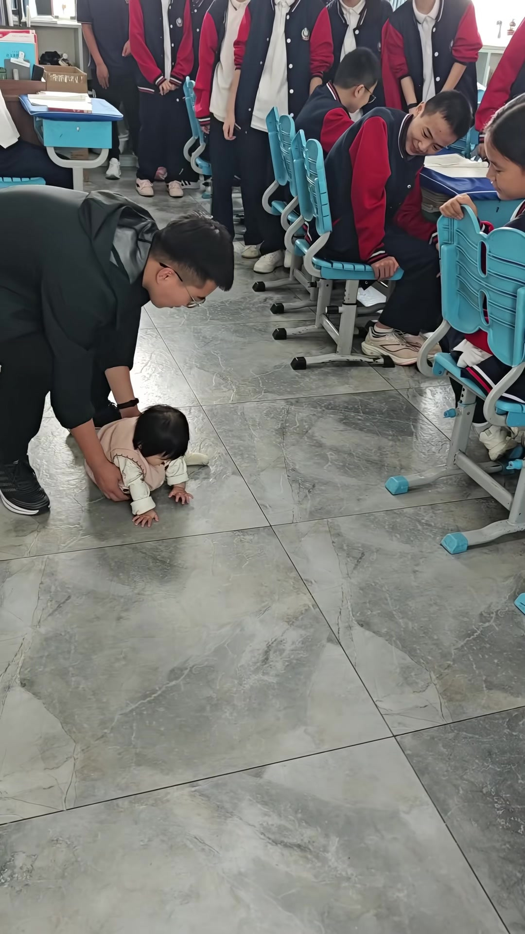 班主任的孩子进班 be like，小小的一只在课桌间爬行，全班围观