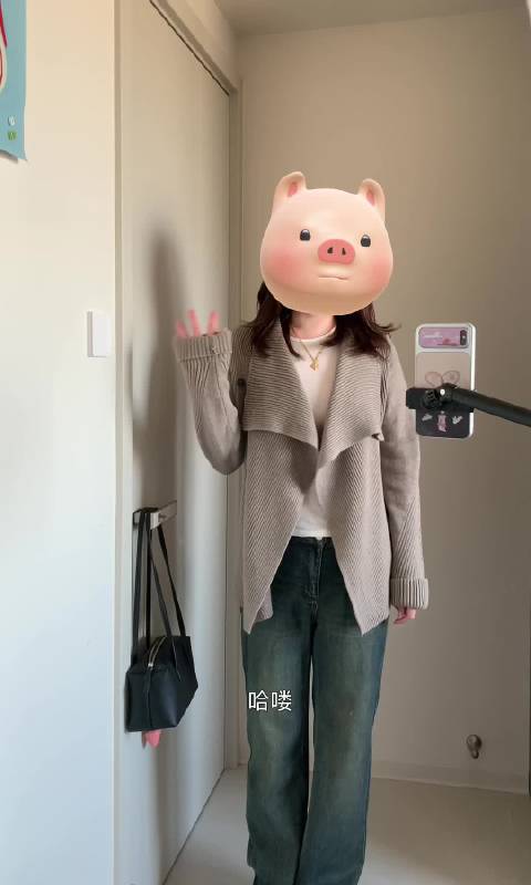 翻领大毛衣不那么烂大街的款，日常我穿过几次，老妈和朋友都夸好看，这个摩卡☕️色很洋气，色系拿捏的到位