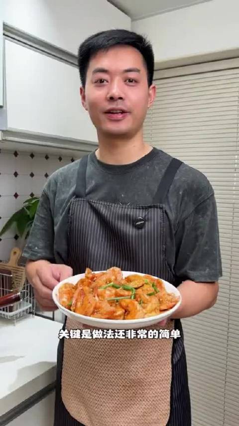 这才是蒜蓉大虾好吃的做法，外表酥脆里面又多汁，蒜香味浓郁