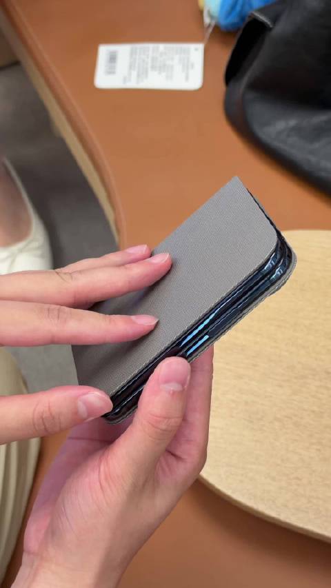 #苹果折叠屏开售#  iPhone Duo这个官方壳有一说一确实不错 而且吸力也很强，但是999确实