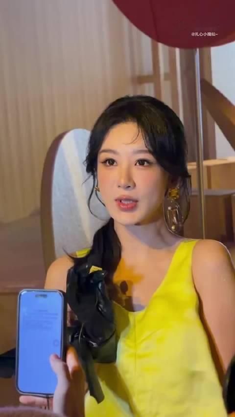 #德子的窝[超话]##纪梵希看秀待遇#时尚热搜引发广泛探讨，纪梵希海外看秀活动如期举行，杨紫惊喜现身