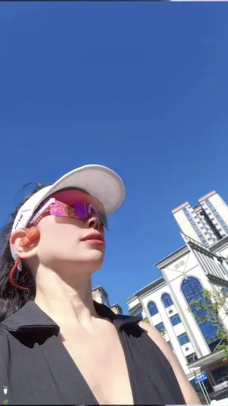 因为心中有梦，所以眼里有光， 遥遥无期那又怎样，踮起脚尖就能接近阳光，做自己人生的主角，让那份自信与