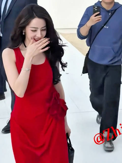 哈哈哈哈哈哈🈶亿点点搞笑[黄鸡大笑] @Dear-迪丽热巴 #迪丽热巴看秀内场待遇##迪丽热巴走错方