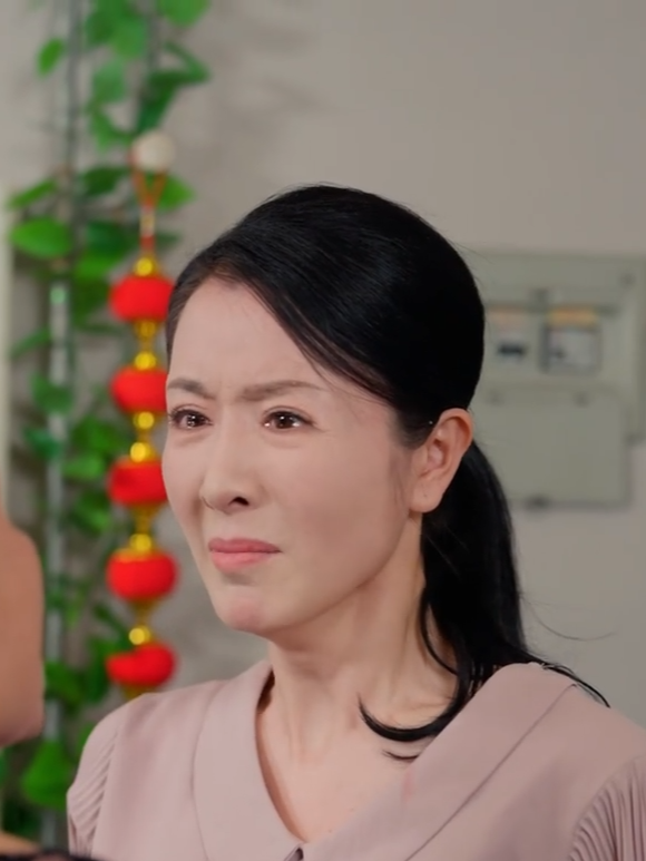 母亲自私重男轻女，女儿辛苦付出却被赶出家门