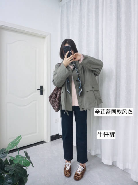牛仔裤上身视频4-2～牛仔裤➕粉色T恤➕风衣#沉浸式入秋#  ​​​