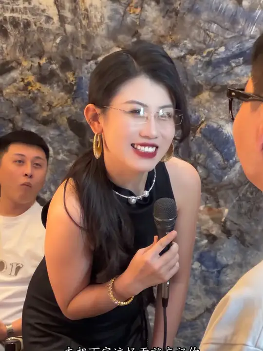 只让我对他唱