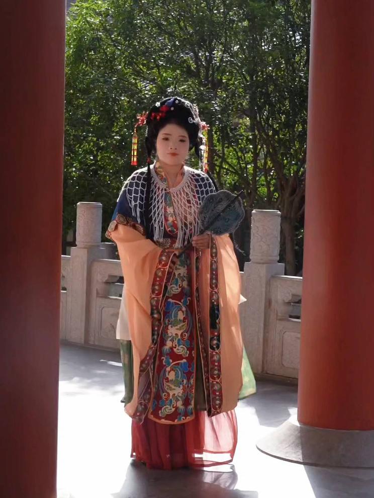 穿越时空的汉服少女，漫步在古色古香的庭院中，仿佛梦回古代。
