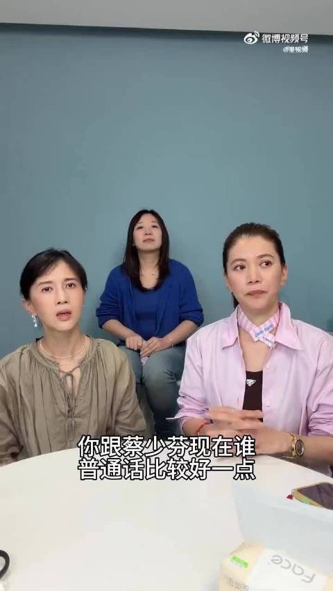 #袁咏仪被问和蔡少芬谁普通话好急了# 袁咏仪在papi酱节目中被问“和蔡少芬谁普通话更好”，当场急了