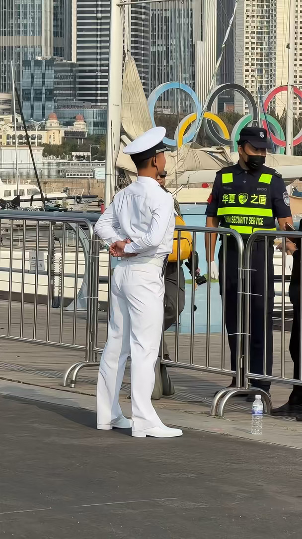北海舰队开放日 站岗士兵敬业又友好。#现场