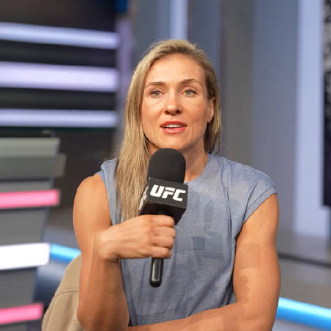 #UFC[超话]# 赛前采访——亚娜·桑托斯（Yana Santos）亚娜·桑托斯多年来首次以完全健