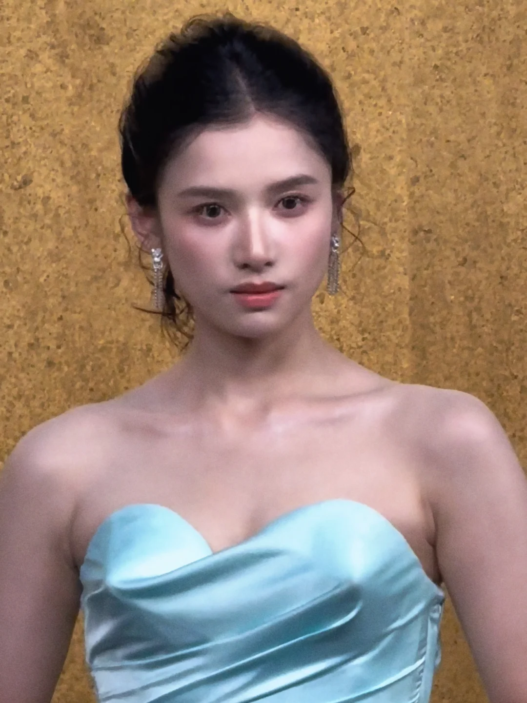 张婧仪今晚“从油画中出走”
