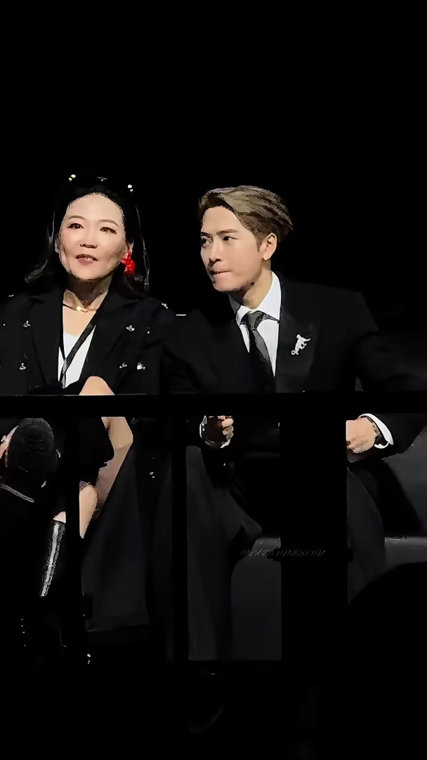 还有谁能比我最爱的嘉尔更贴心呢？真心想找些什么来帮这位女士遮挡，但在找不到的情况下，他已经尽己所能帮