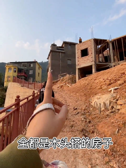 李勒优爷爷奶奶的房子是国家给建的，晋妈从来也没说是自己帮忙建的啊 ​
