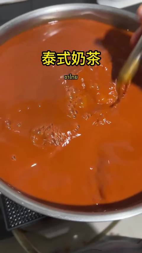 喝完泰奶见太奶，这个梗真的一点不夸张。 泰奶看着只是一杯香甜丝滑的奶茶，茶底萃取充分，咖啡因含量远比