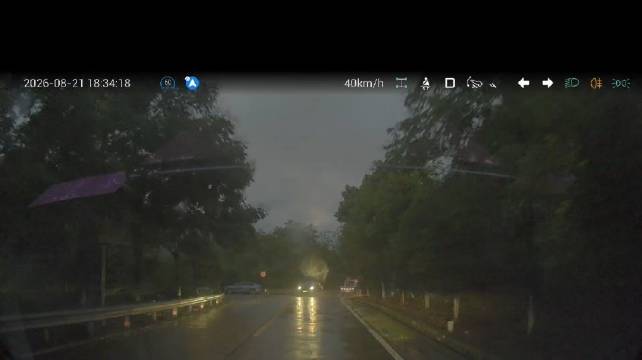 如果不是照顾你的感受，我连雨刮都不开